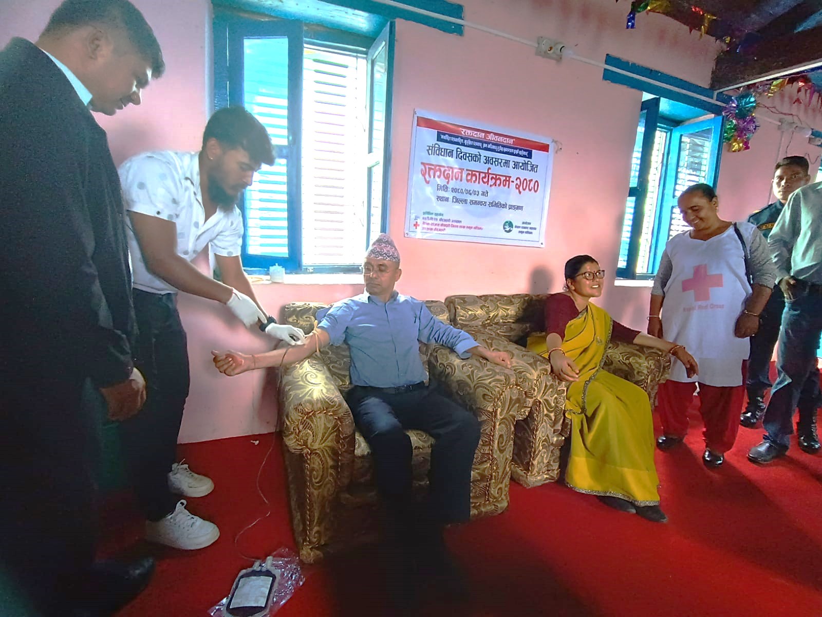 संविधान दिवसको अवसरमा रुकुमका प्रमुख जिल्ला अधिकारी सहित १७ जनाद्वारा रक्तदान
